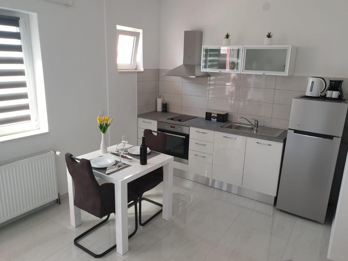 Apartmani Toni Drniš Eksteriør bilde