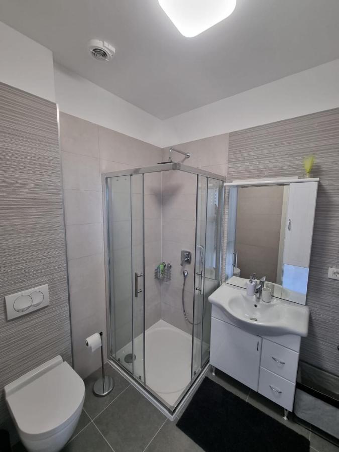 Apartmani Toni Drniš Eksteriør bilde