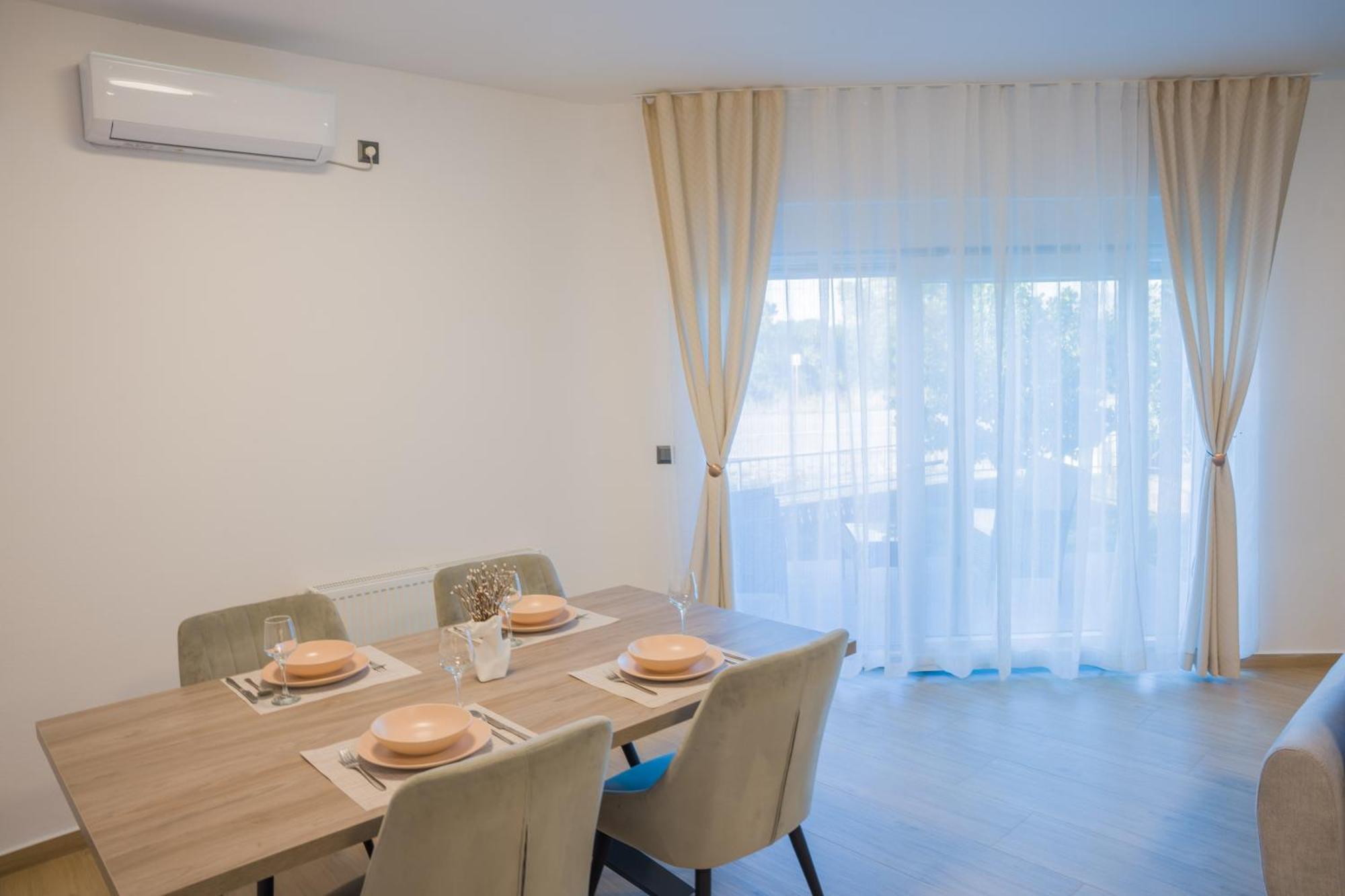 Apartmani Toni Drniš Eksteriør bilde
